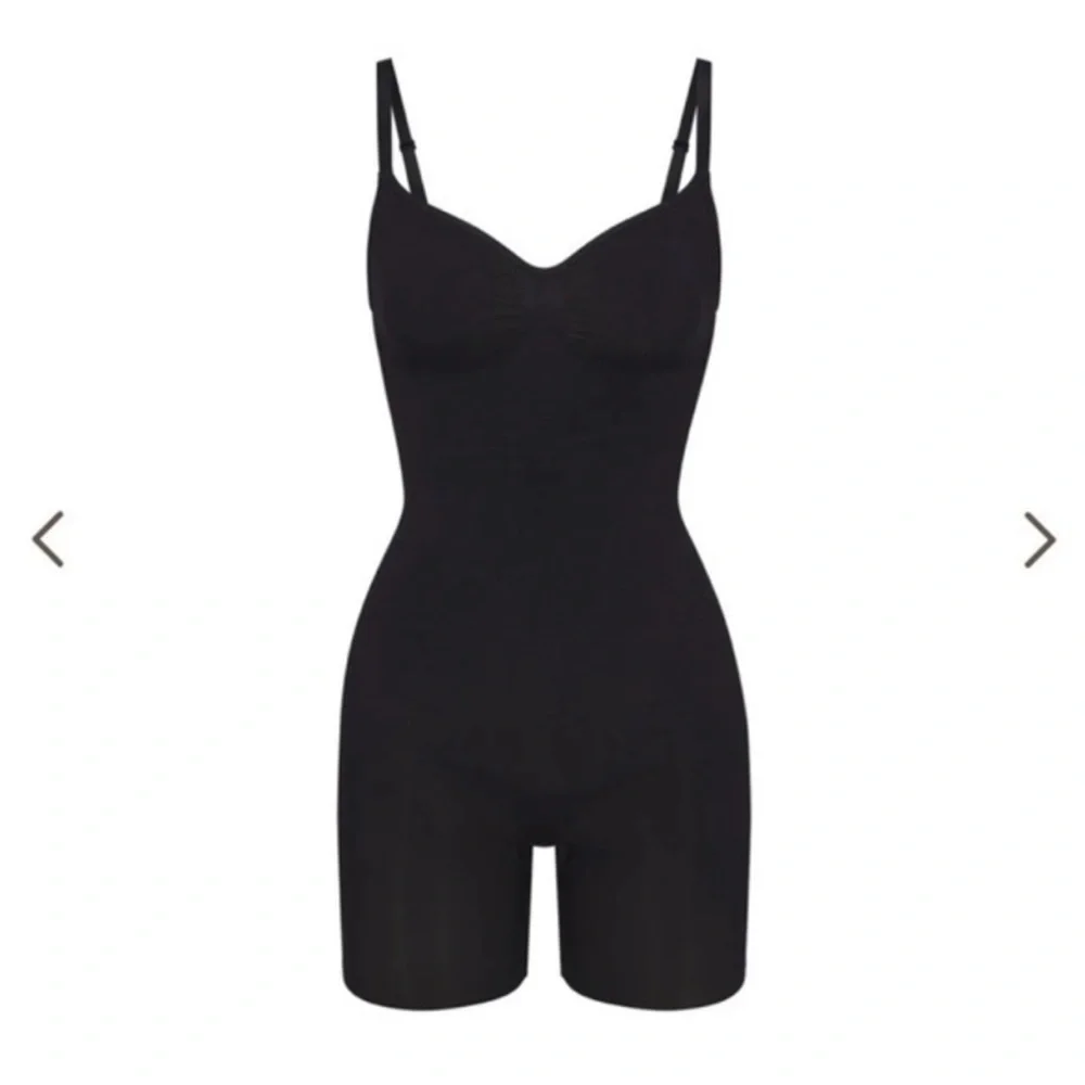 SKIMS Shapewear bodysuit seamless sculpt mid thigh bodysuit NWOT in black - Picture 1 of 4